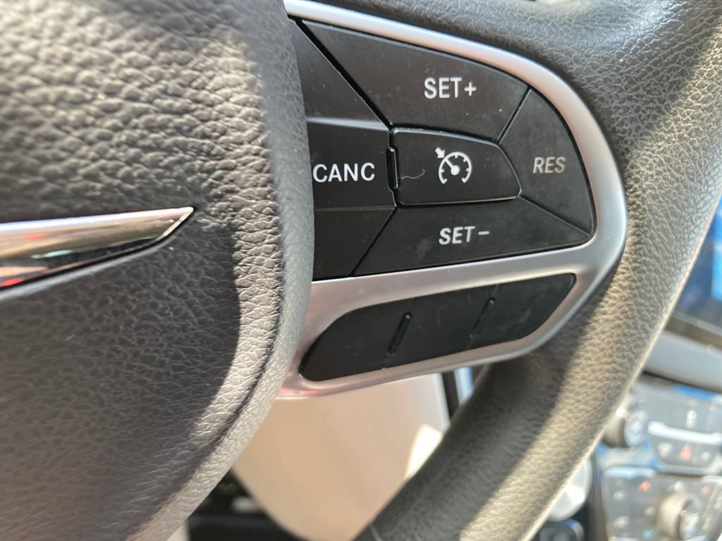 Used 2017 Chrysler Pacifica Touring FWD image 43