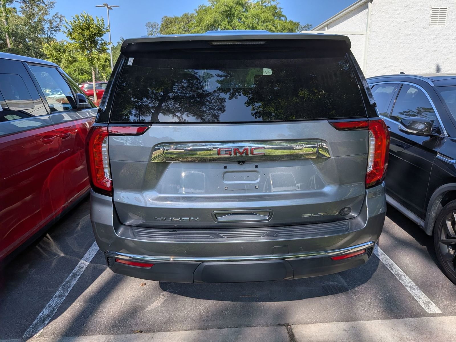 Used 2022 GMC Yukon SLT w/ SLT Premium Package RWD image 3