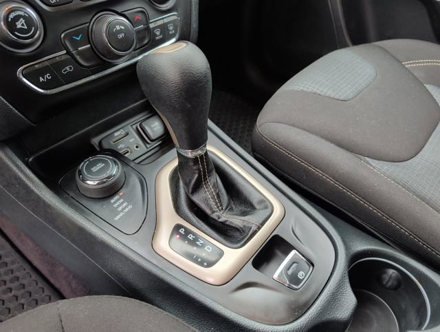 Used 2016 Jeep Cherokee Latitude w/ Cold Weather Group AWD/4WD image 32