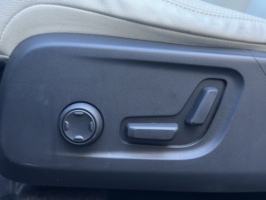 Used 2020 Volvo XC40 T4 Inscription image 17