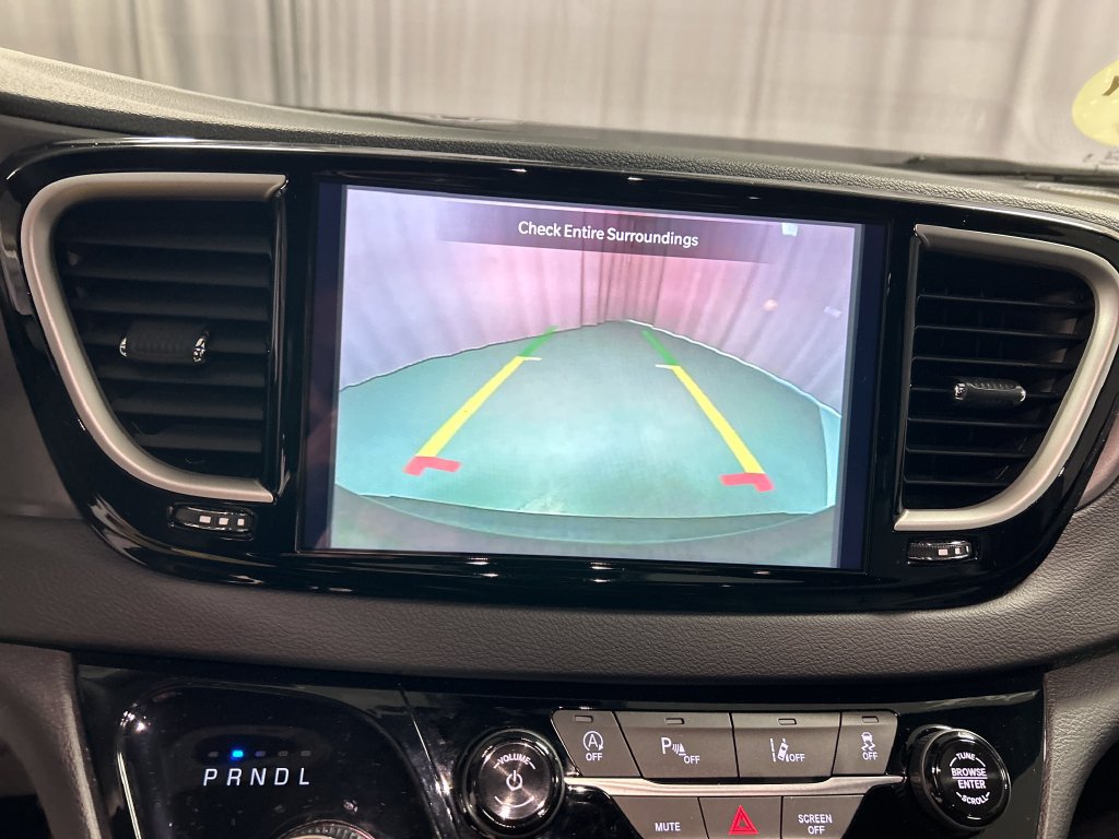 Used 2026 Chrysler Pacifica Select FWD image 18