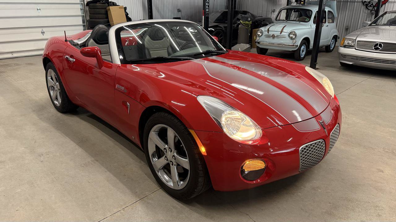 Used 2008 Pontiac Solstice Convertible w/ Premium Package RWD image 2