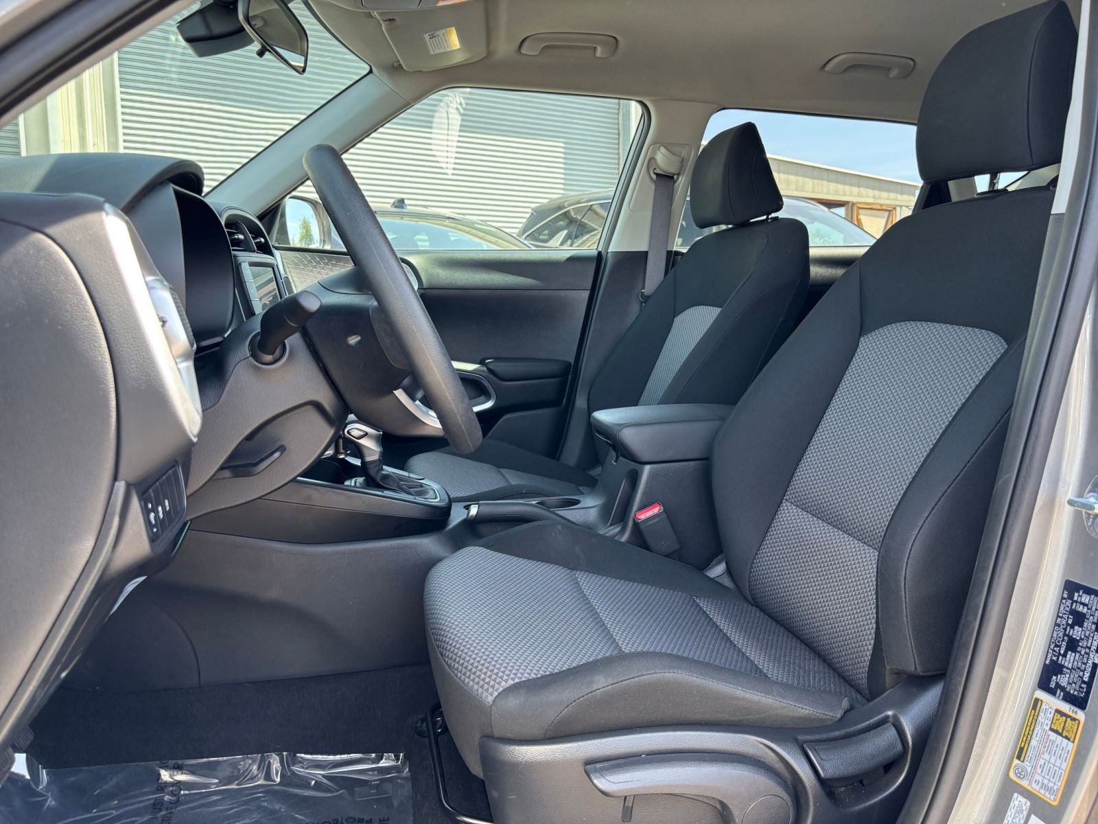 Used 2025 Kia Soul LX w/ LX Technology Package FWD image 24