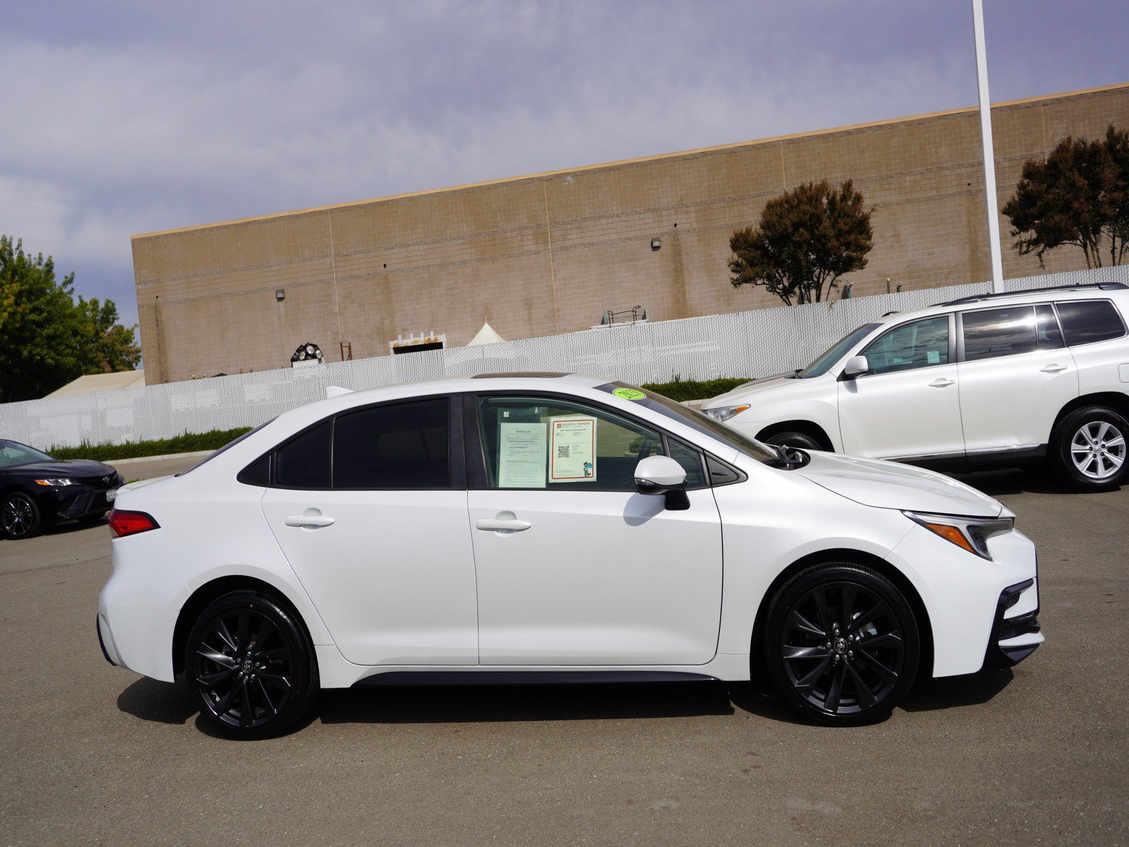 Used 2023 Toyota Corolla SE w/ SE Package FWD image 4