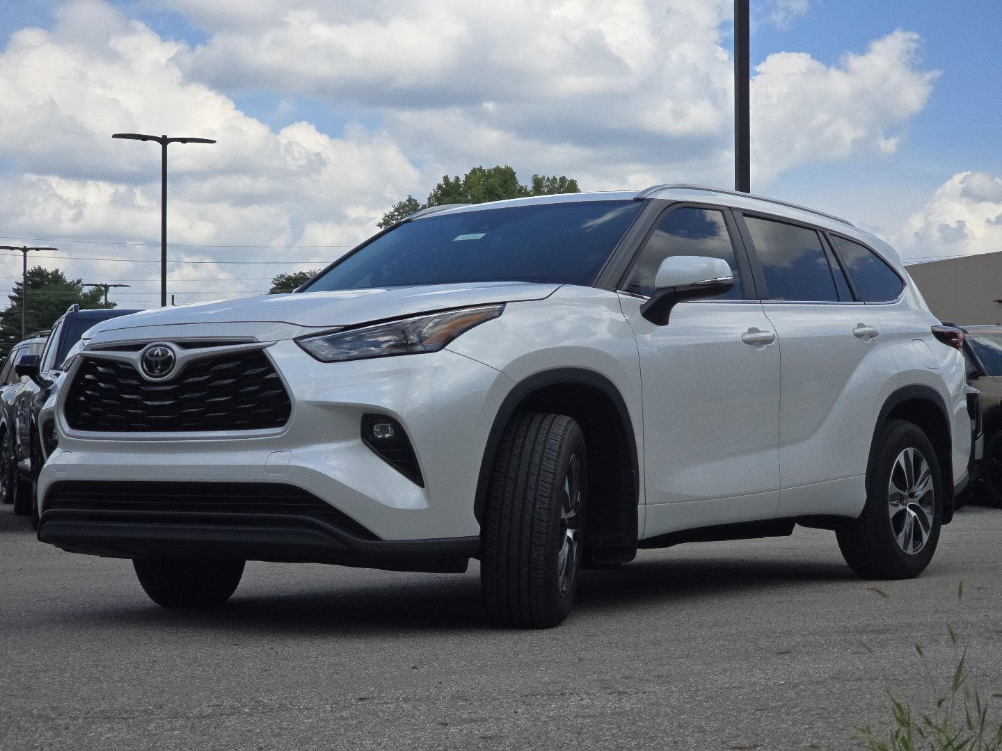 Used 2025 Toyota Highlander XLE AWD/4WD image 12