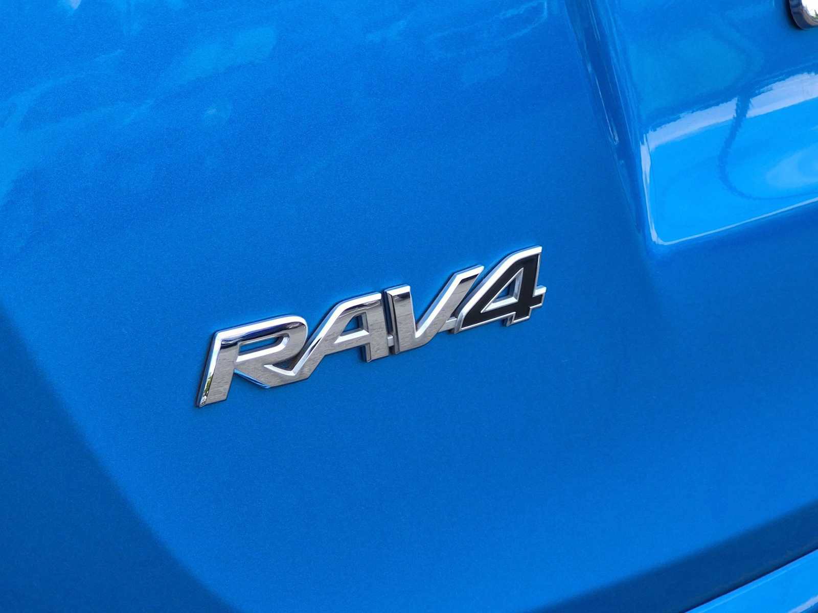 Used 2018 Toyota RAV4 XLE w/ Plus Extra Value Package FWD image 13