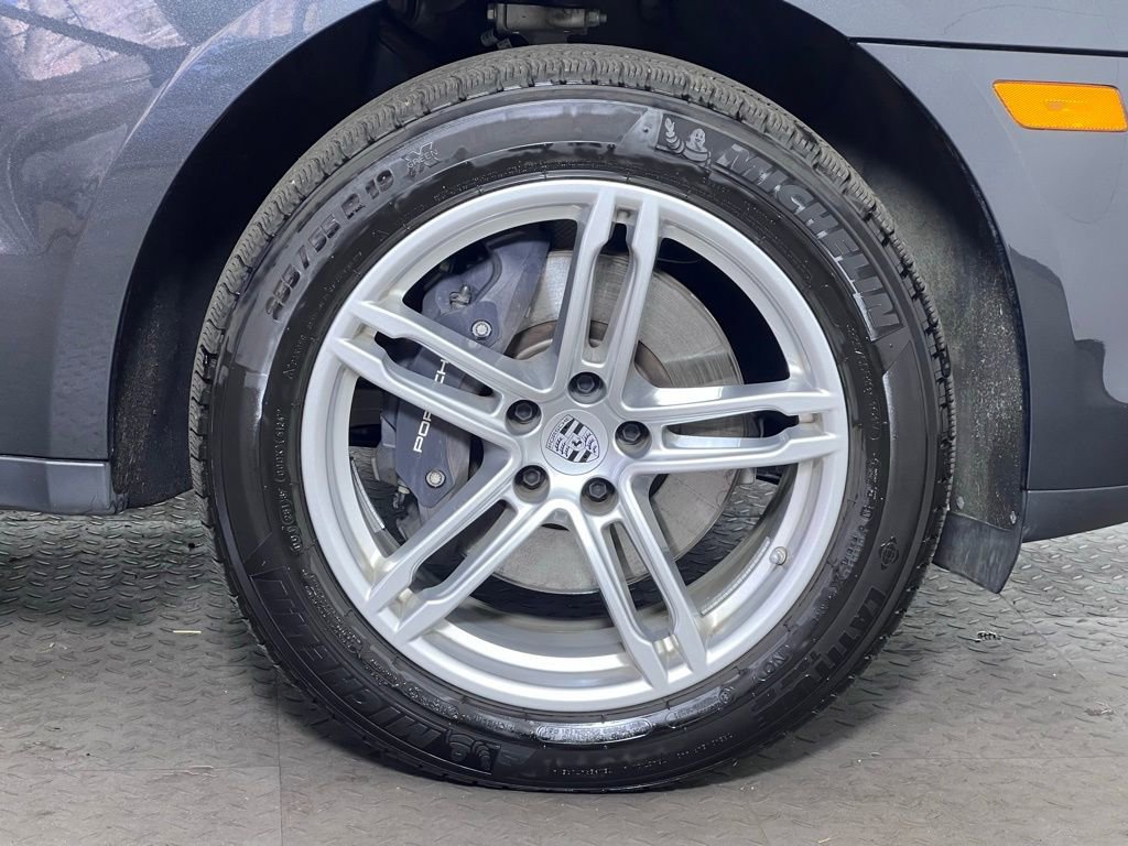 Certified 2025 Porsche Macan image 12