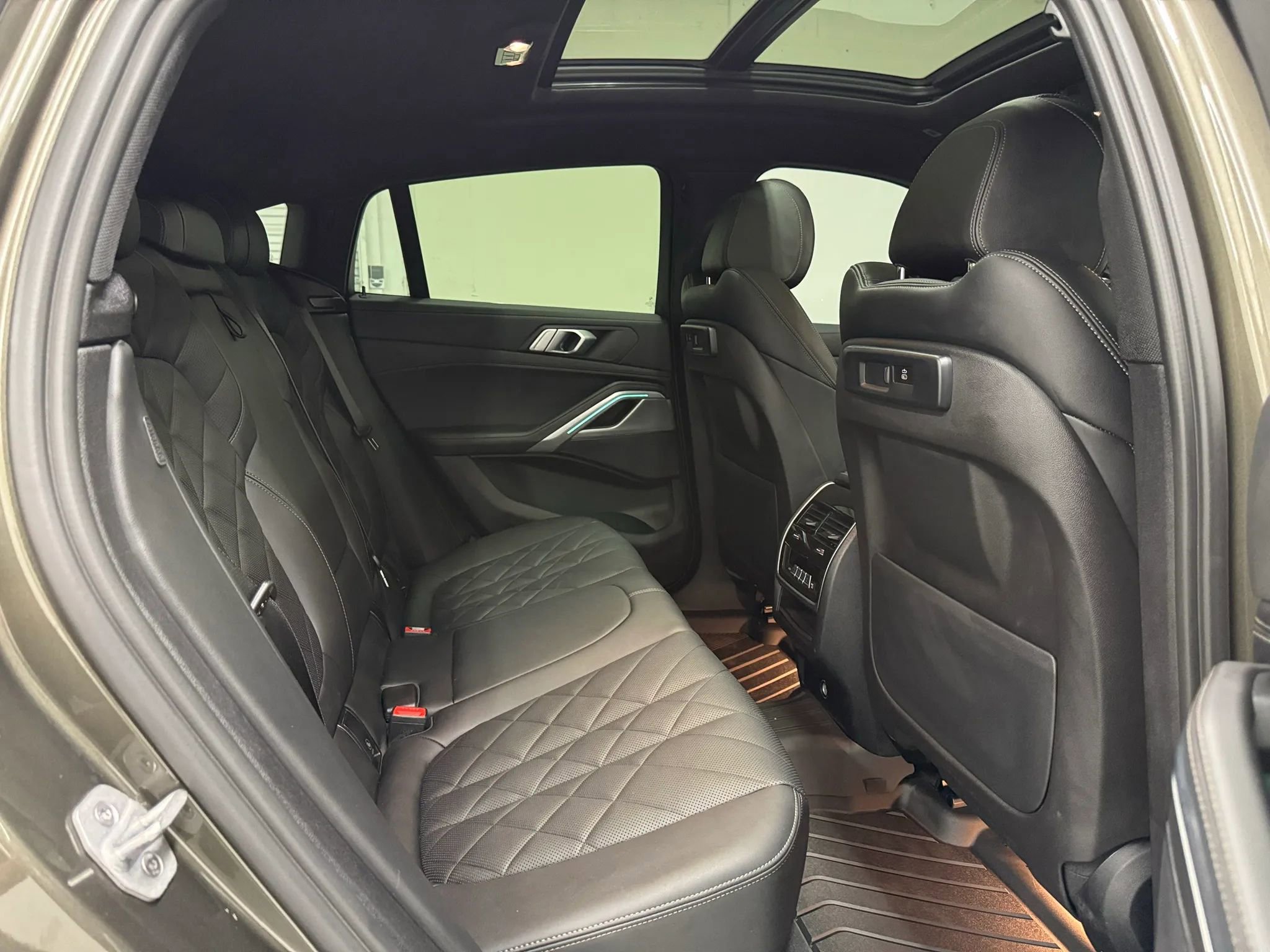 Used 2023 BMW X6 xDrive40i w/ M Sport Package image 16