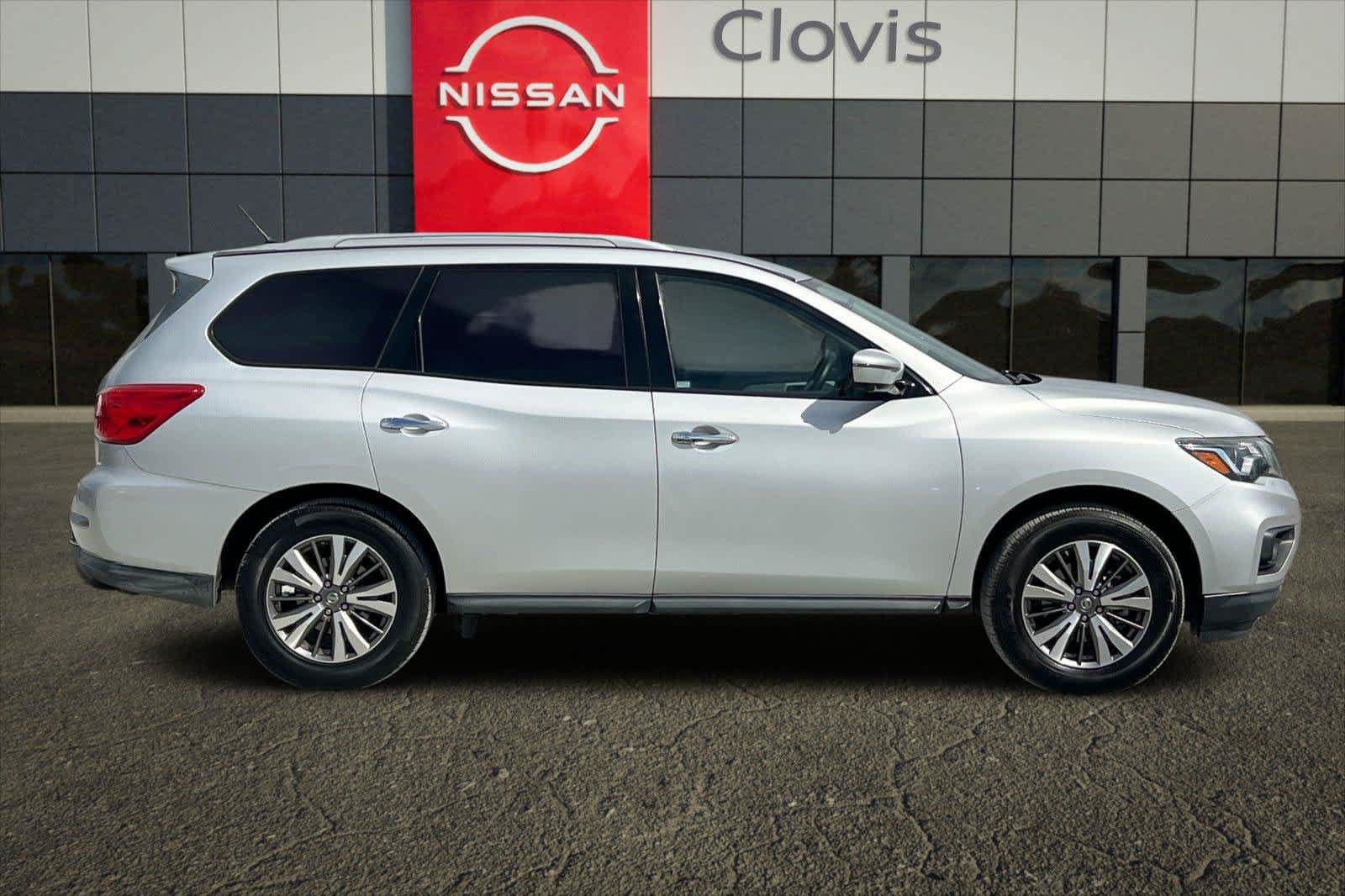 Used 2018 Nissan Pathfinder SL FWD image 9