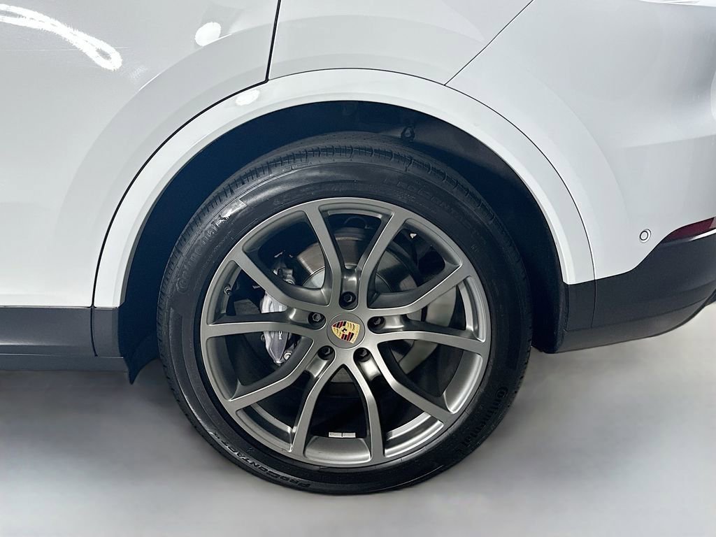 Certified 2023 Porsche Cayenne Platinum Edition image 32
