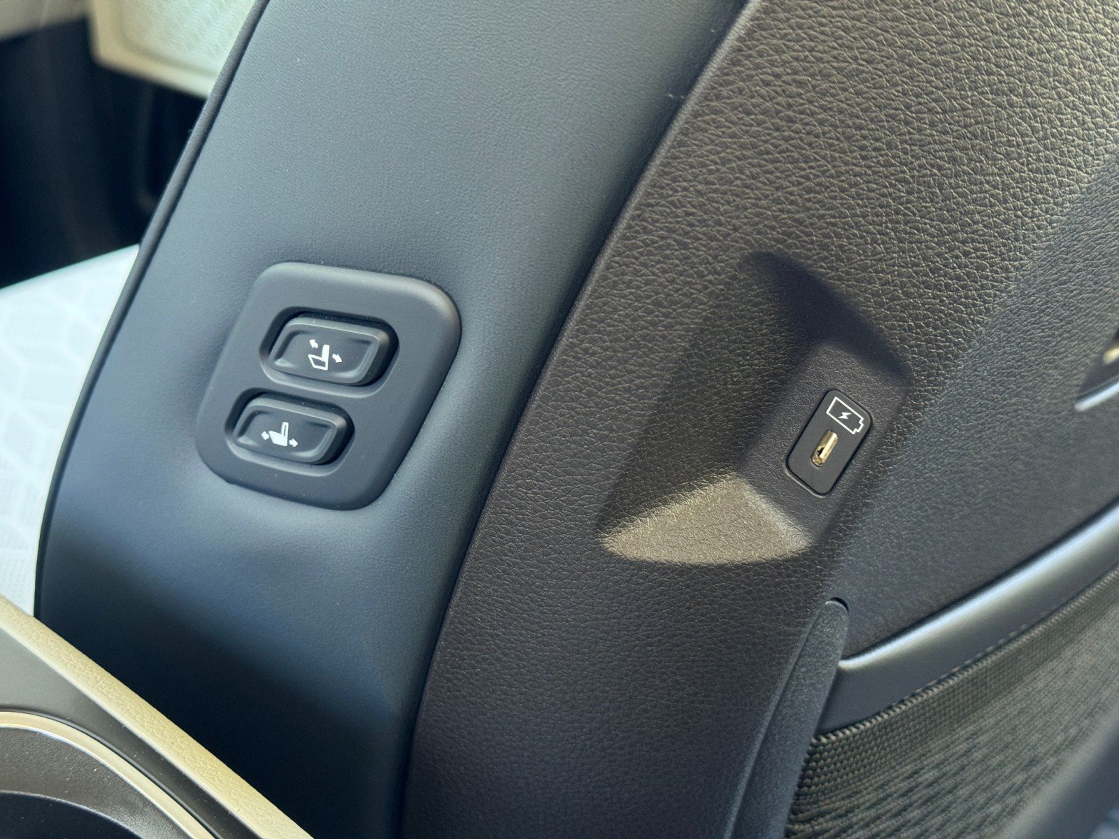 Used 2025 Kia Carnival SX FWD image 36