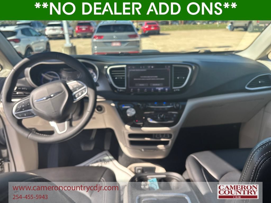 Used 2023 Chrysler Pacifica Touring-L FWD image 12