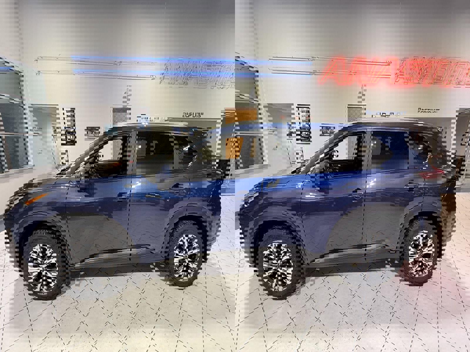 Used 2023 Nissan Rogue SV w/ SV Premium Package image 4