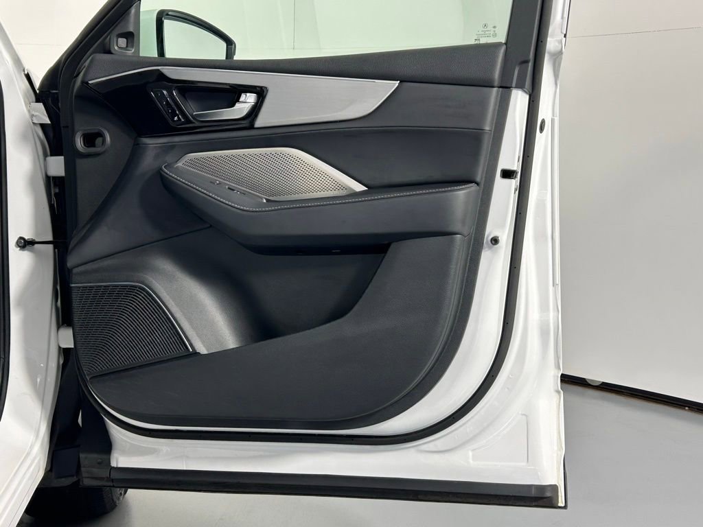 Used 2023 Acura MDX SH-AWD w/ Technology Package image 9