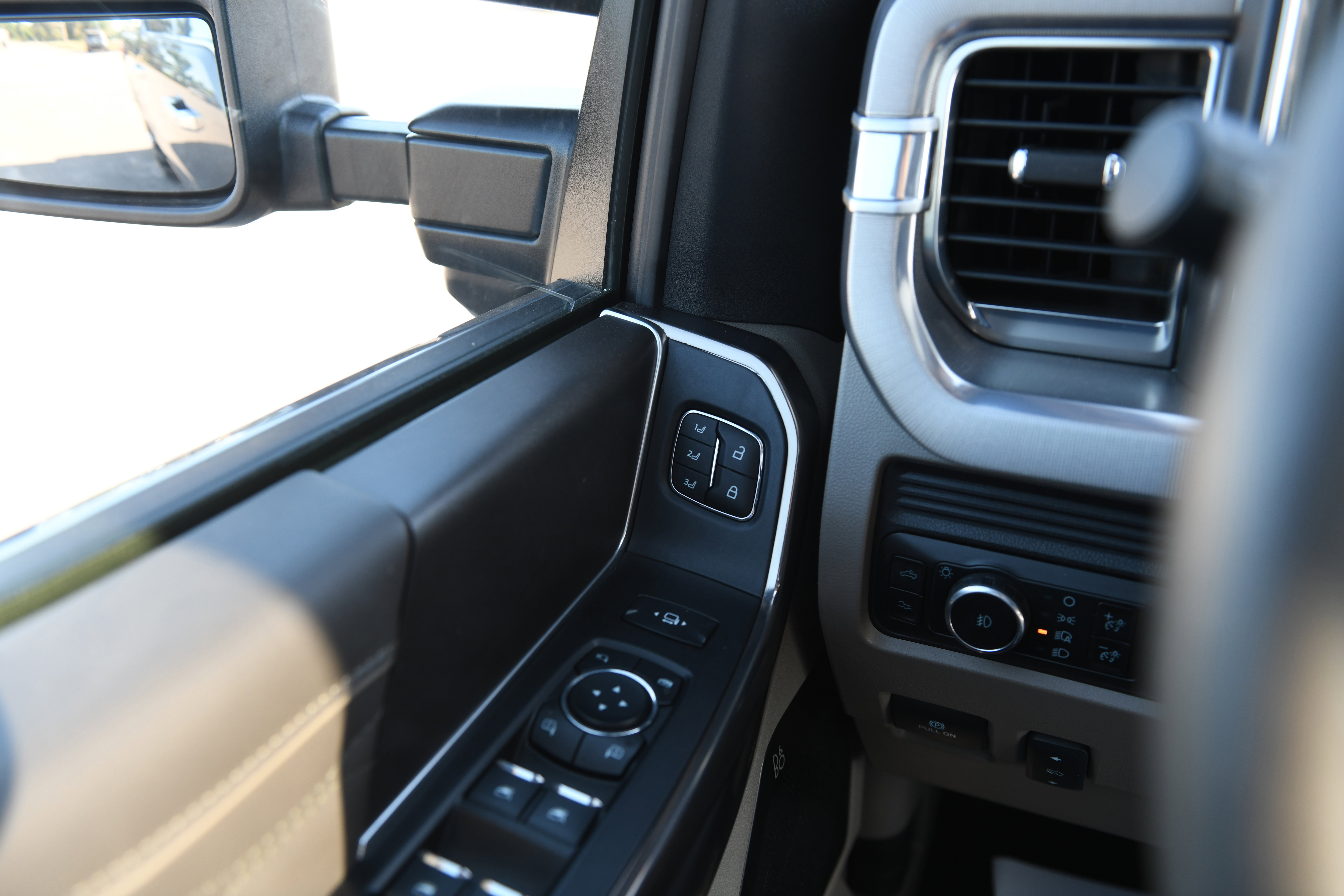 Used 2025 Ford F250 Platinum w/ Platinum Plus Package AWD/4WD image 26