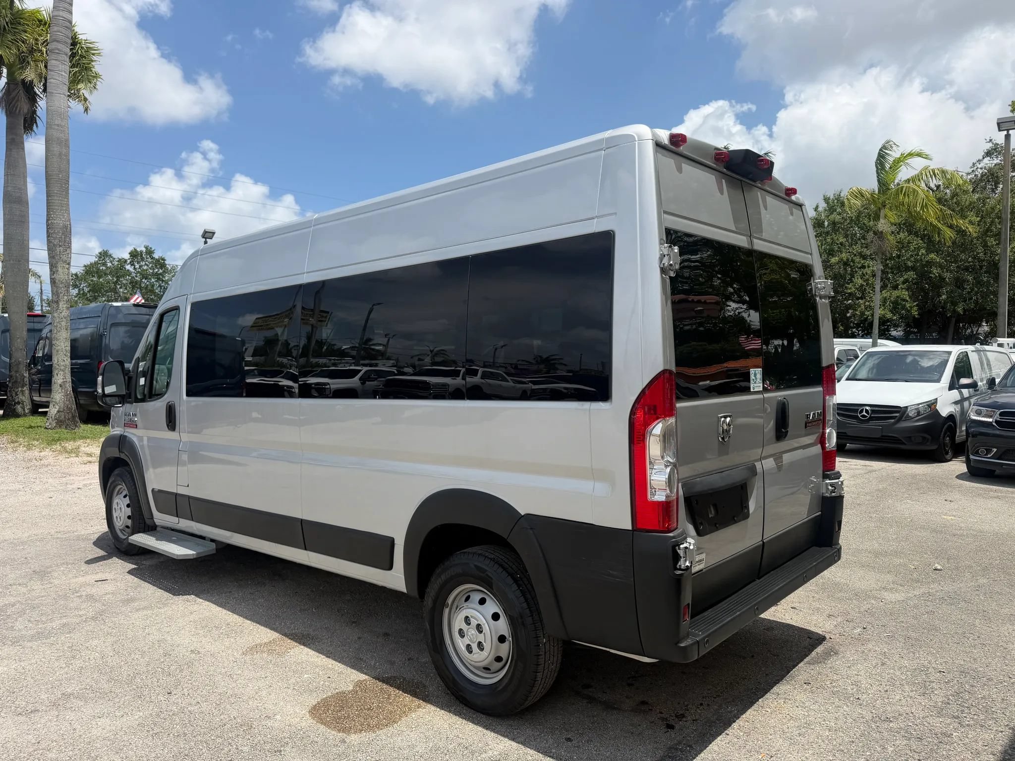 Used 2020 RAM ProMaster 2500 w/ Premium Appearance Group FWD image 4
