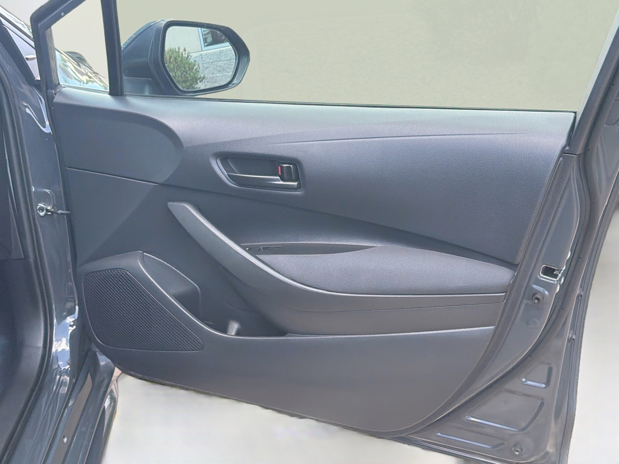 Used 2025 Toyota Corolla LE FWD image 31