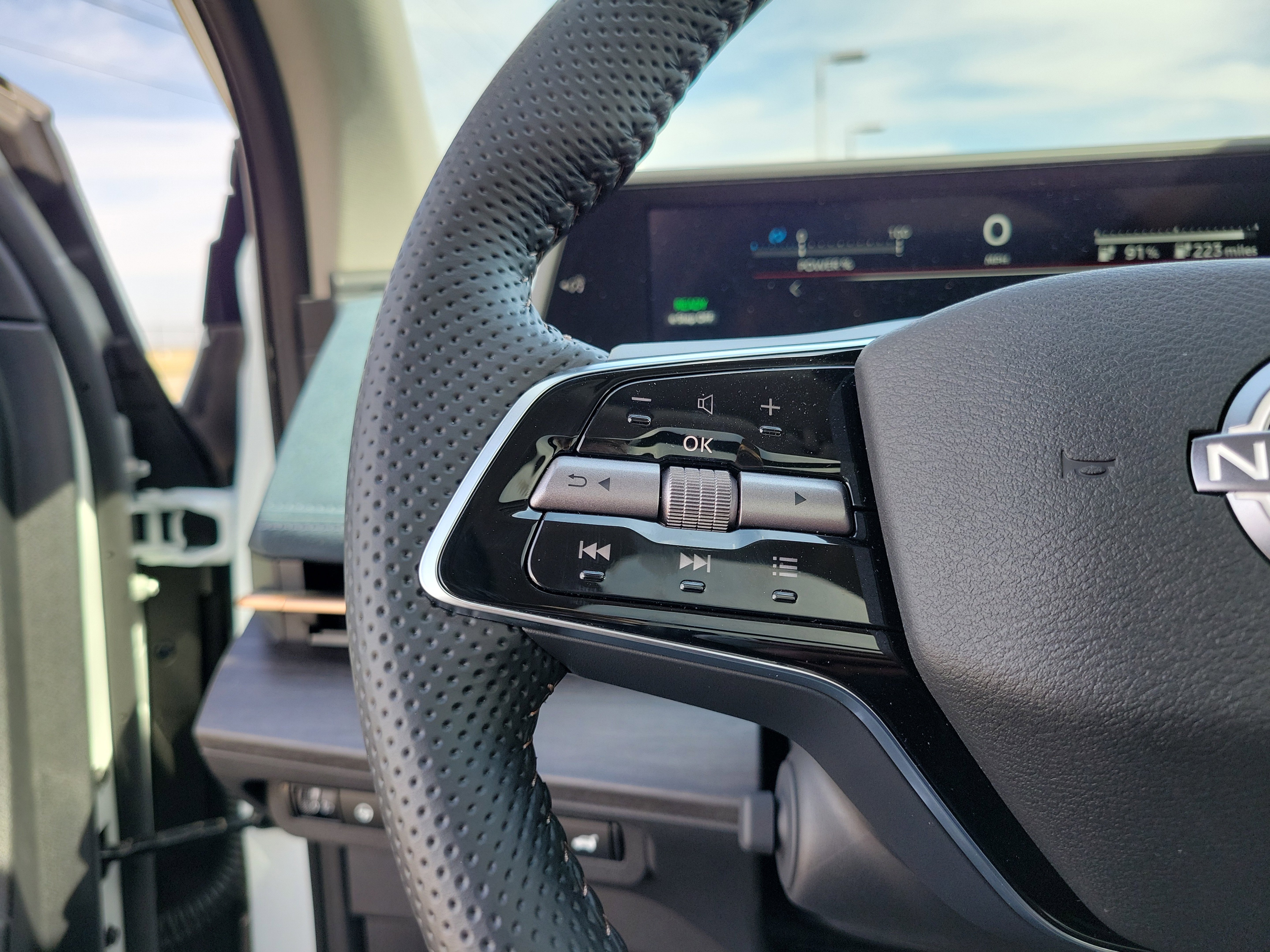 Used 2025 Nissan Ariya Platinum image 23