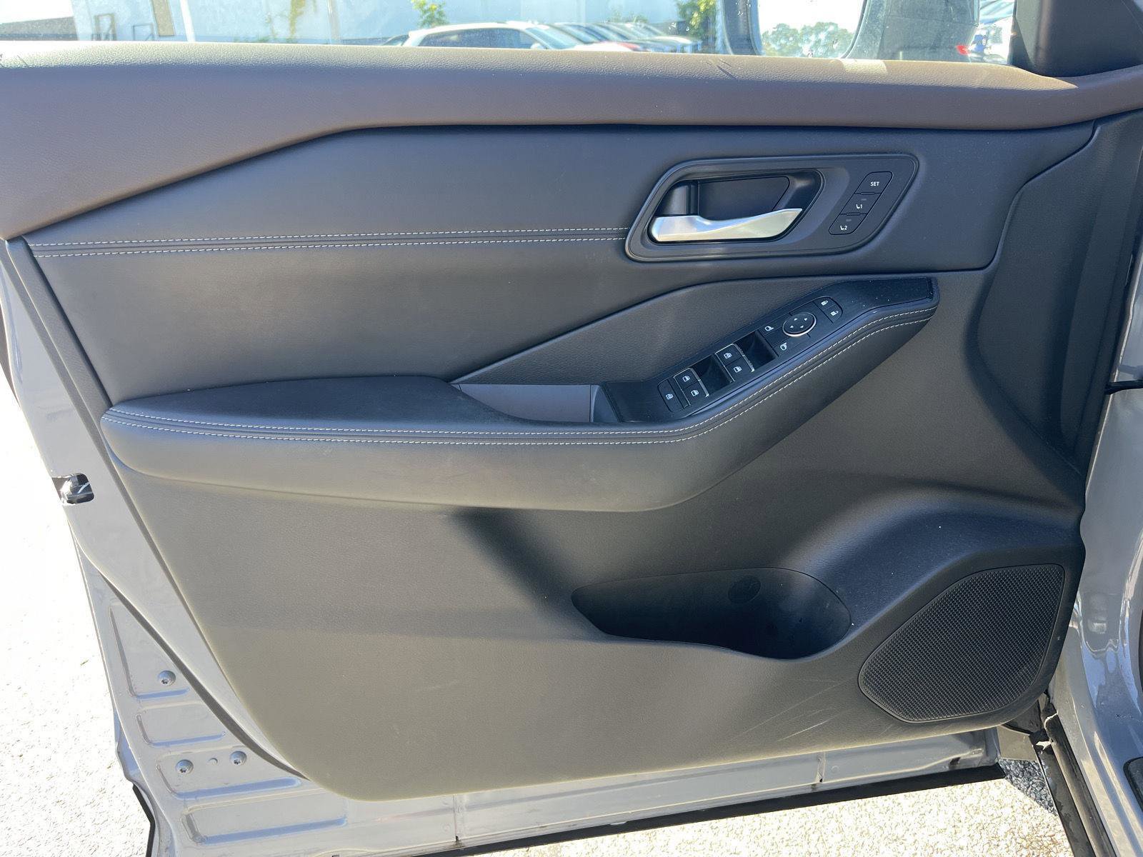 Used 2023 Nissan Rogue SL w/ SL Premium Package image 11