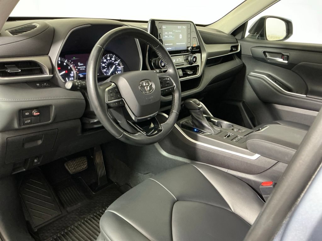 Used 2021 Toyota Highlander XLE AWD/4WD image 19