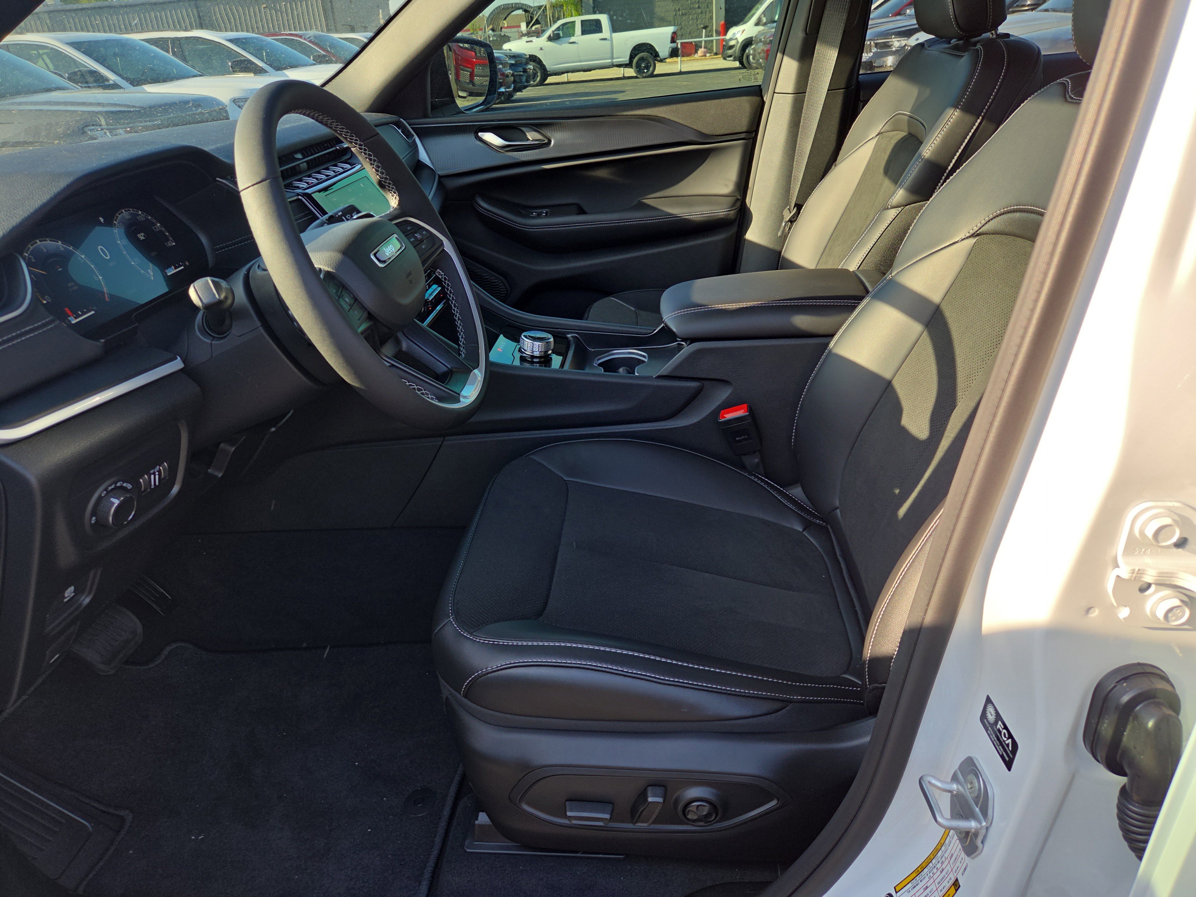 New 2025 Jeep Grand Cherokee Altitude image 4