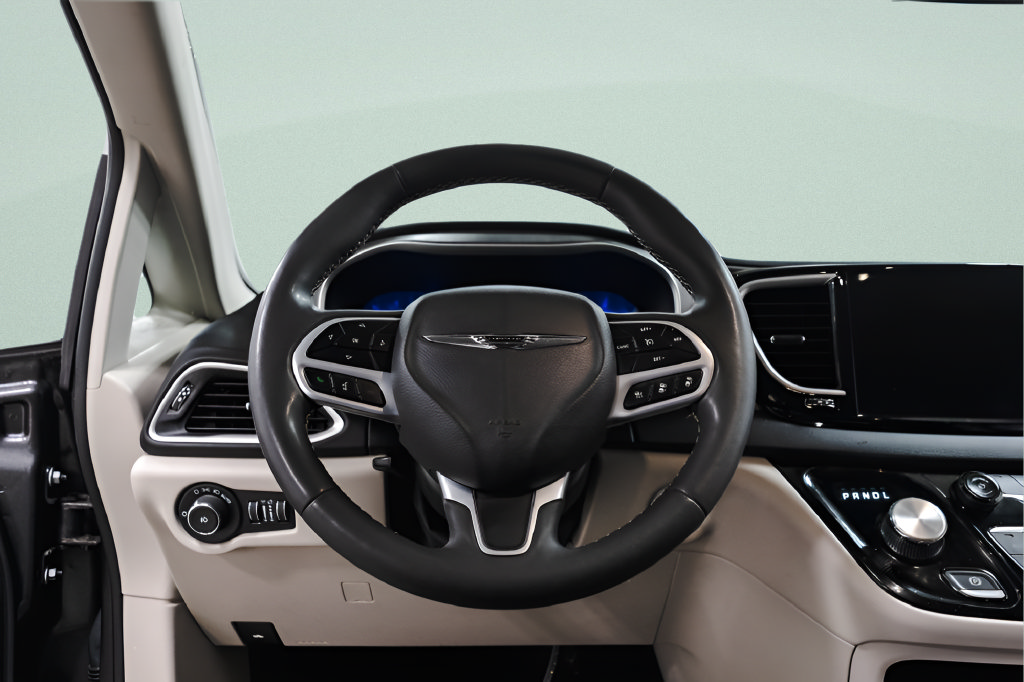 Used 2023 Chrysler Pacifica Touring-L FWD image 9