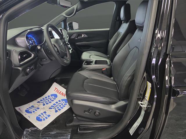 New 2026 Chrysler Pacifica Select w/ S Appearance Package image 4