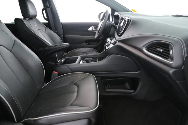 Used 2024 Chrysler Pacifica Premium FWD image 34