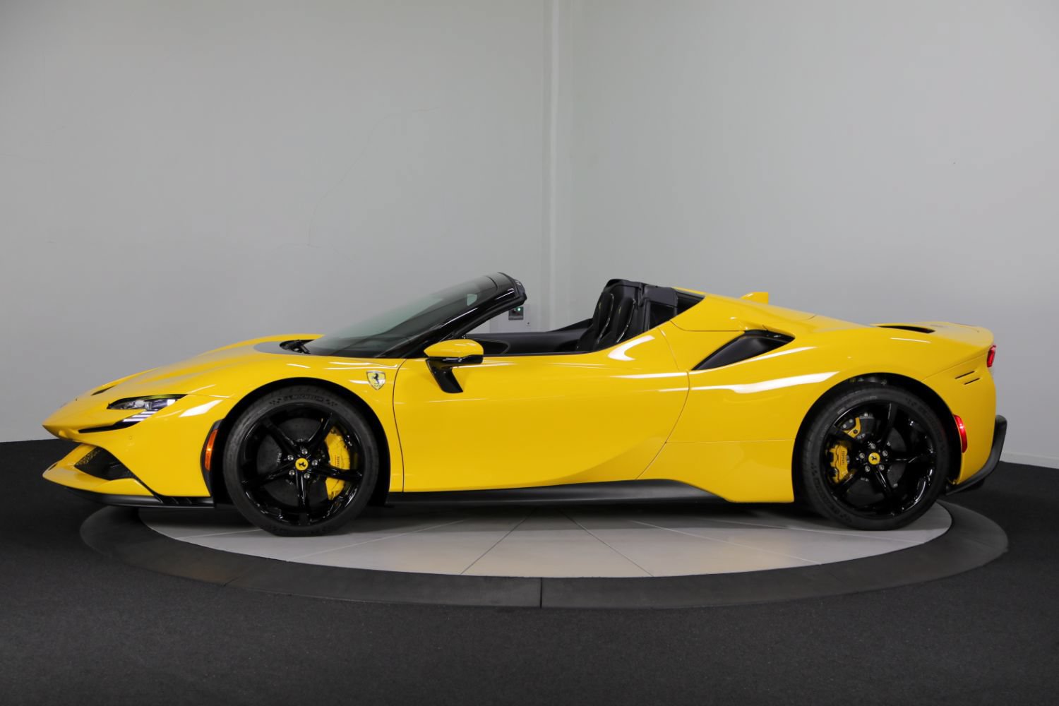 Used 2025 Ferrari SF90 Spider AWD/4WD image 6