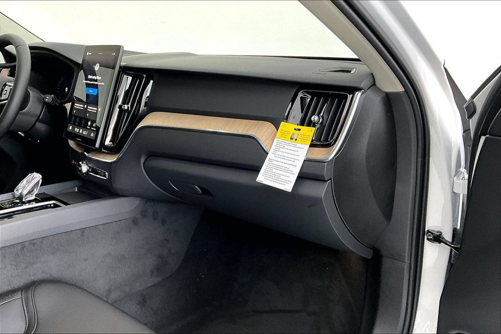 New 2026 Volvo XC60 B5 Core w/ Climate Package AWD/4WD image 9
