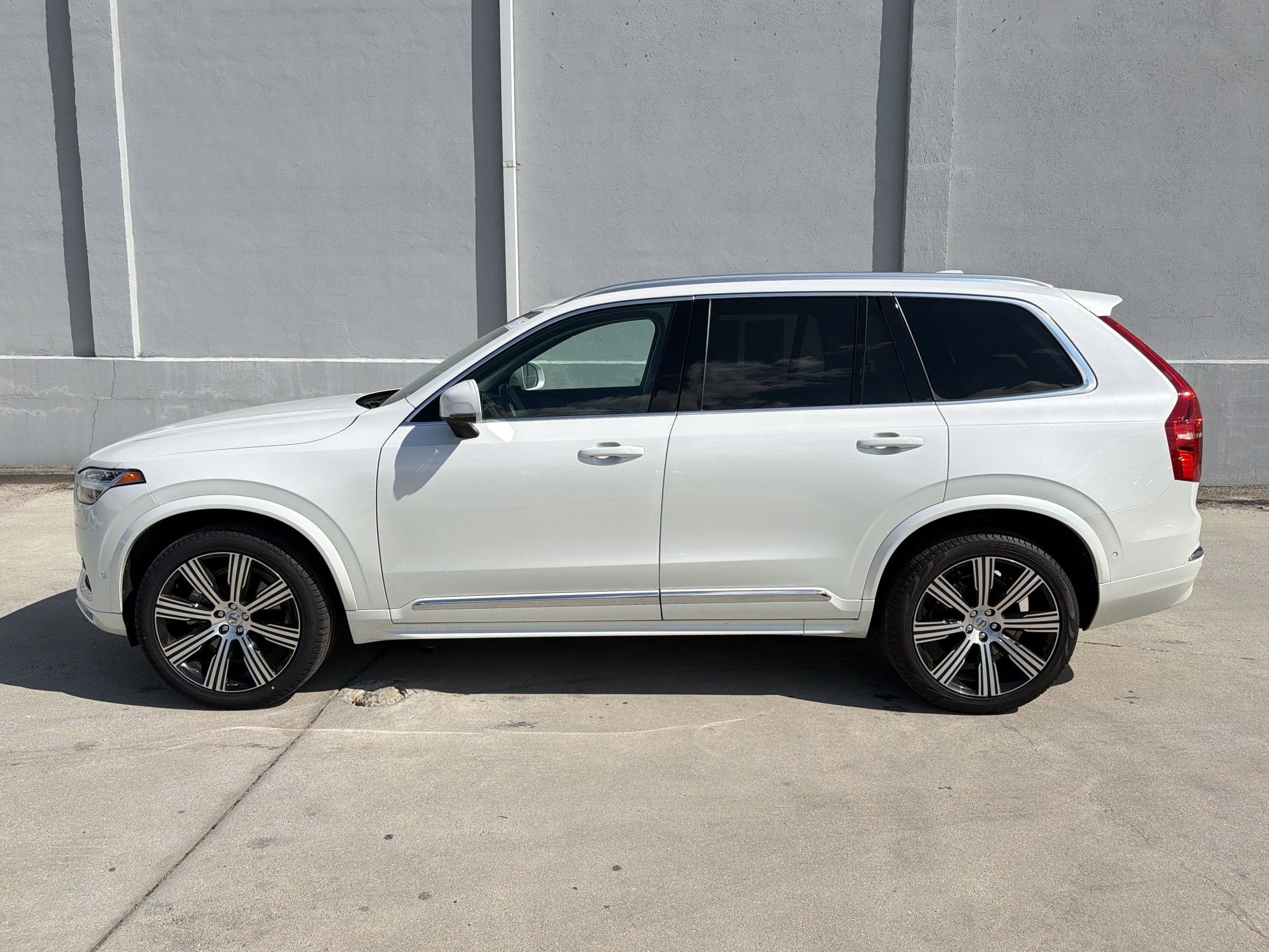 Used 2023 Volvo XC90 B6 Ultimate w/ Protection Package Premier AWD/4WD image 2