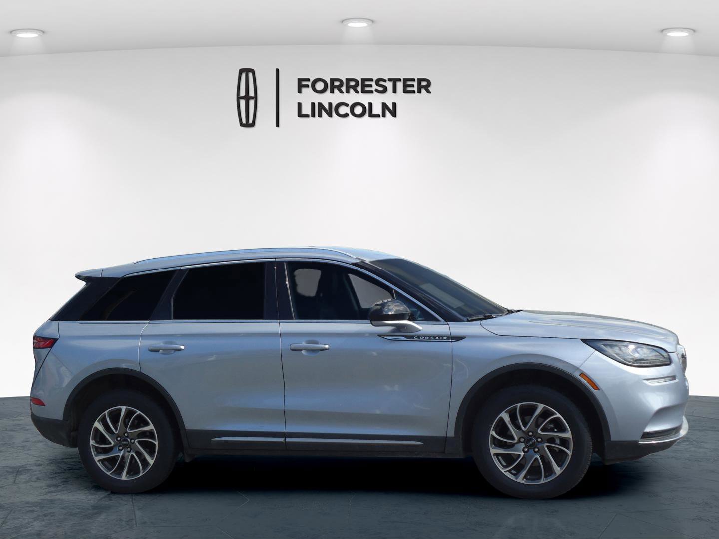 Used 2022 Lincoln Corsair AWD w/ Equipment Group 101A image 2