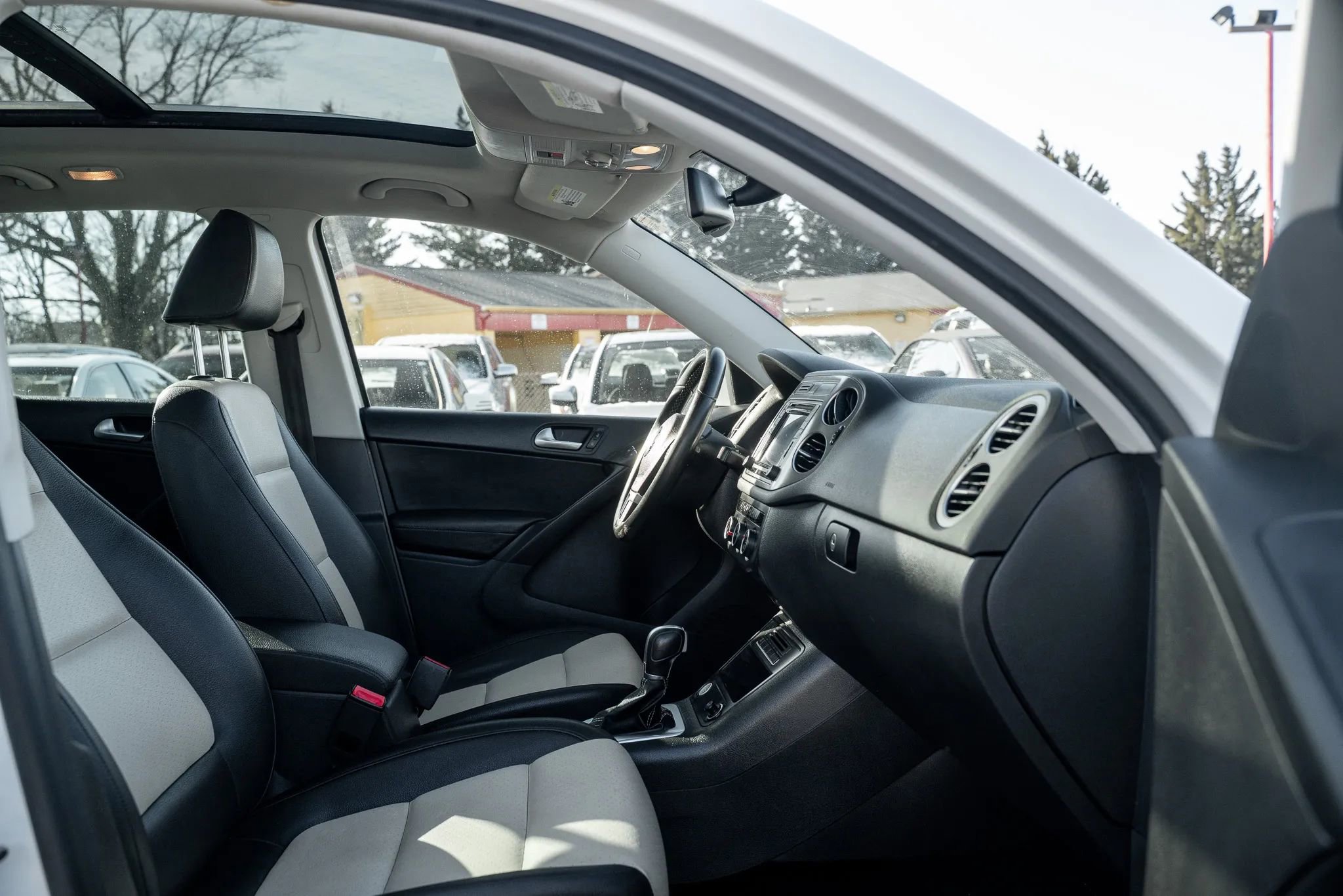 Used 2016 Volkswagen Tiguan SE image 11