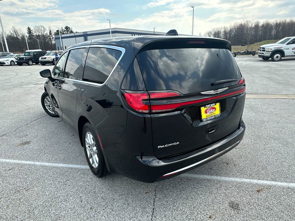 Used 2024 Chrysler Pacifica Touring-L image 5