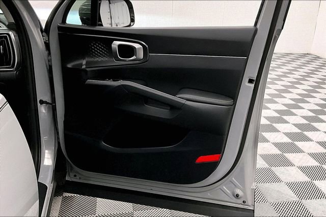 Used 2025 Kia Sorento S image 18