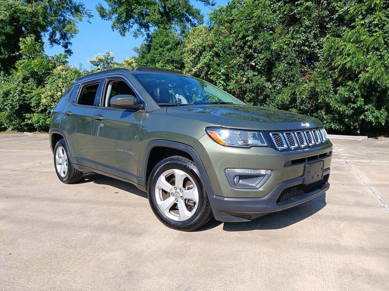 Used 2017 Jeep Compass Latitude w/ Popular Equipment Group FWD image 1