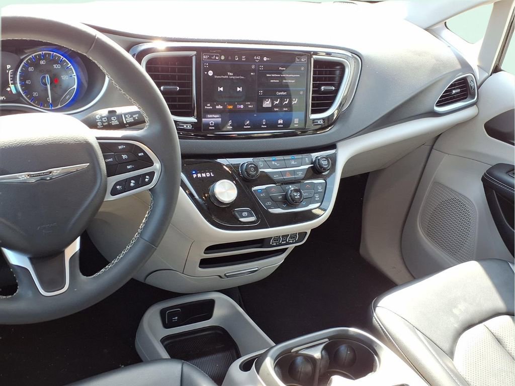 Used 2024 Chrysler Pacifica Touring-L FWD image 4