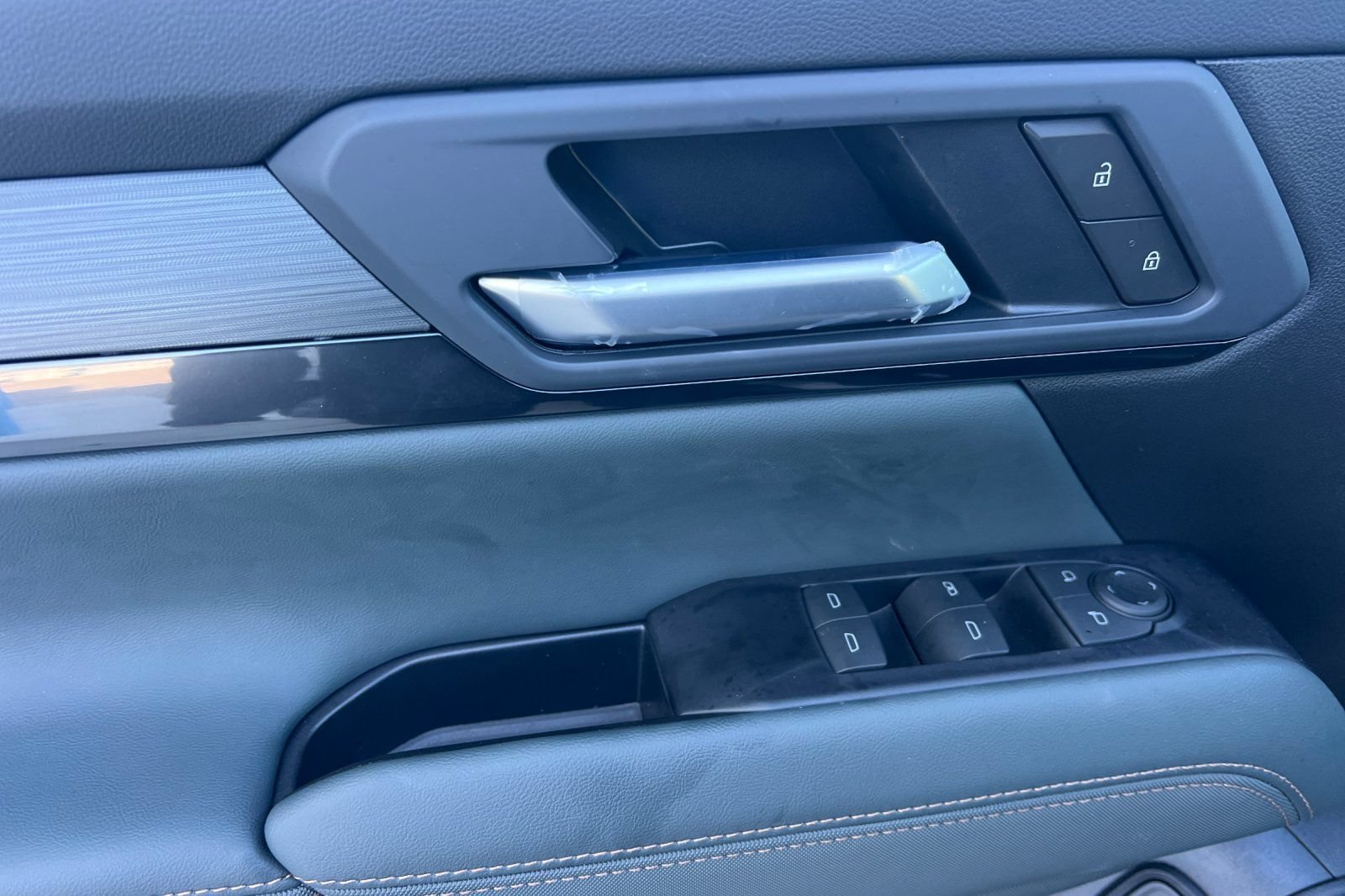 New 2027 GMC Terrain AT4 w/ Technology Package II AWD/4WD image 8