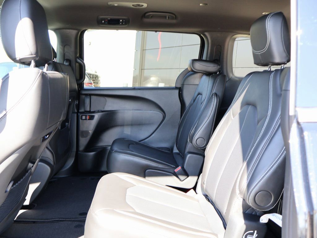 New 2026 Chrysler Pacifica Select image 17