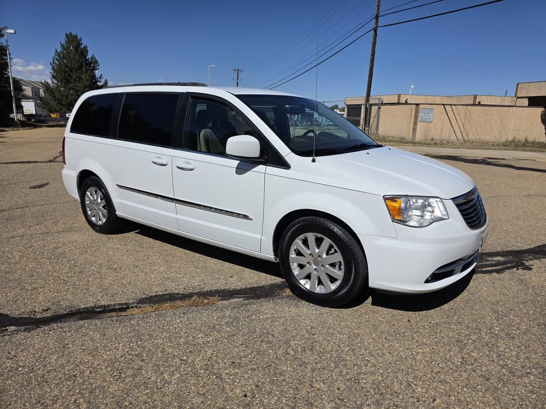 Used 2015 Chrysler Town & Country Touring FWD image 10