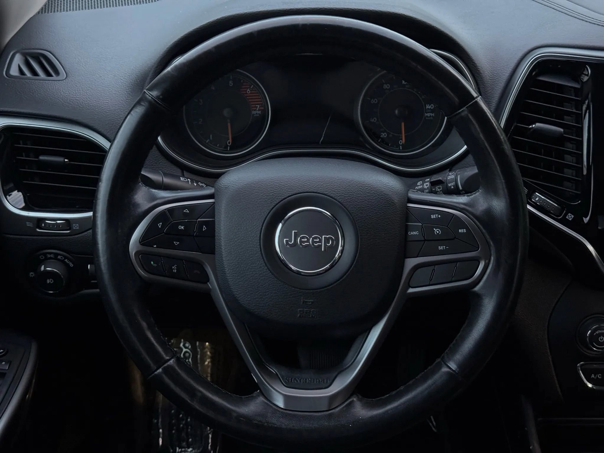 Used 2019 Jeep Cherokee Limited image 33