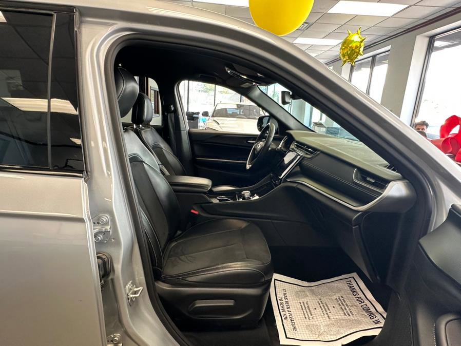 Used 2024 Jeep Grand Cherokee L Laredo AWD/4WD image 31