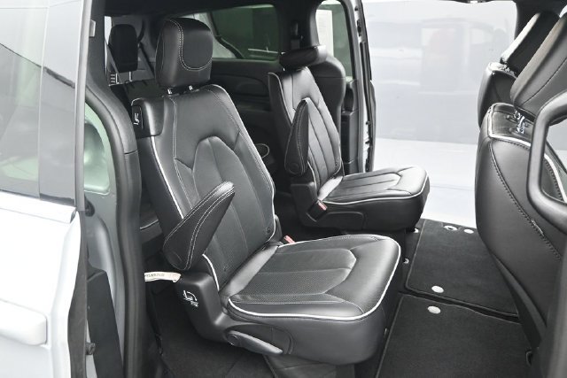 Used 2026 Chrysler Pacifica Limited FWD image 15