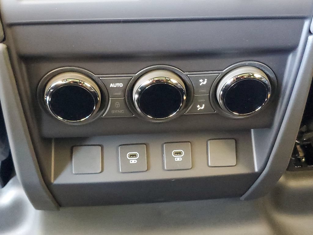 Certified 2025 Land Rover Defender 110 AWD/4WD image 32