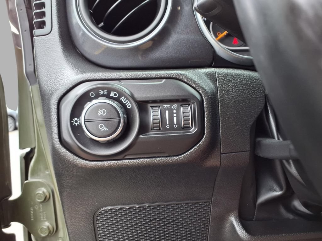 Used 2022 Jeep Gladiator Sport AWD/4WD image 13