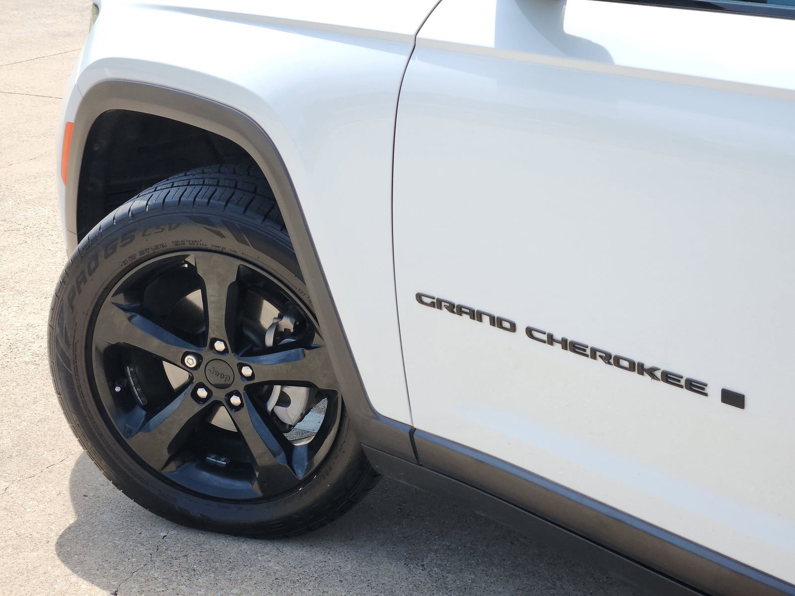 Used 2023 Jeep Grand Cherokee Altitude RWD image 17