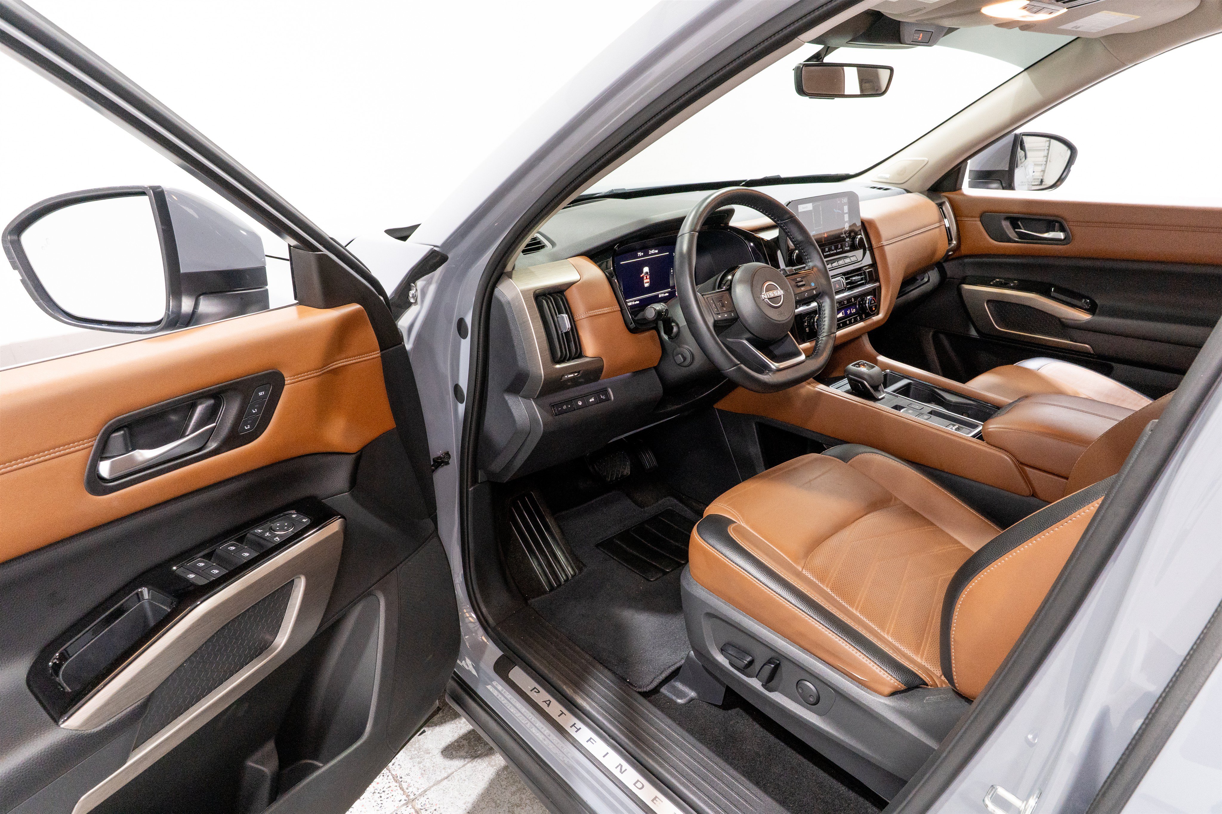 Used 2023 Nissan Pathfinder Platinum FWD image 12