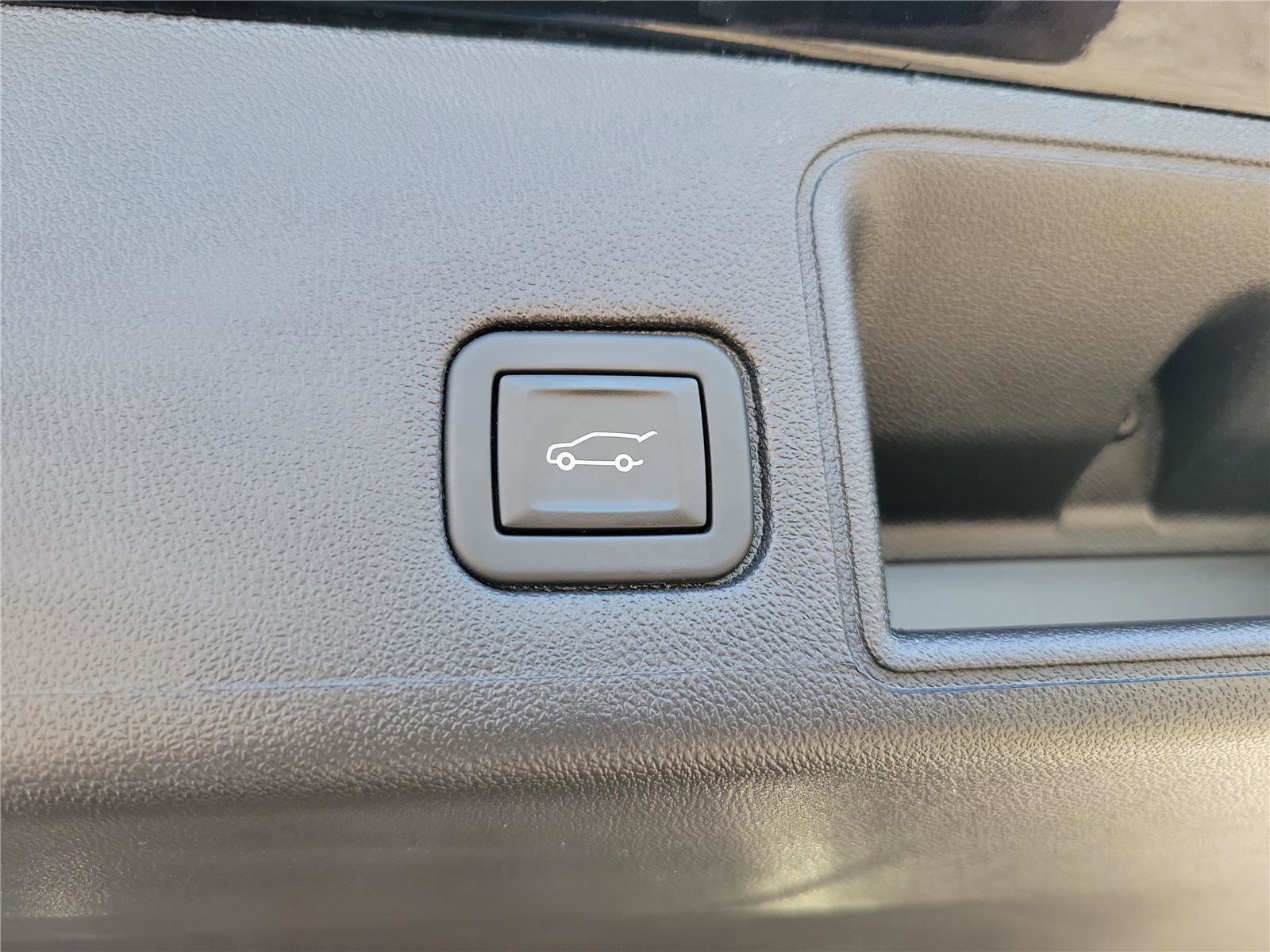 Used 2024 GMC Terrain SLT AWD/4WD image 10