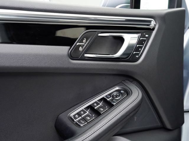 Certified 2026 Porsche Macan AWD/4WD image 33