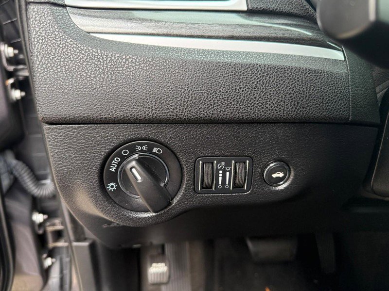 Used 2016 Chrysler 300 Limited RWD image 18